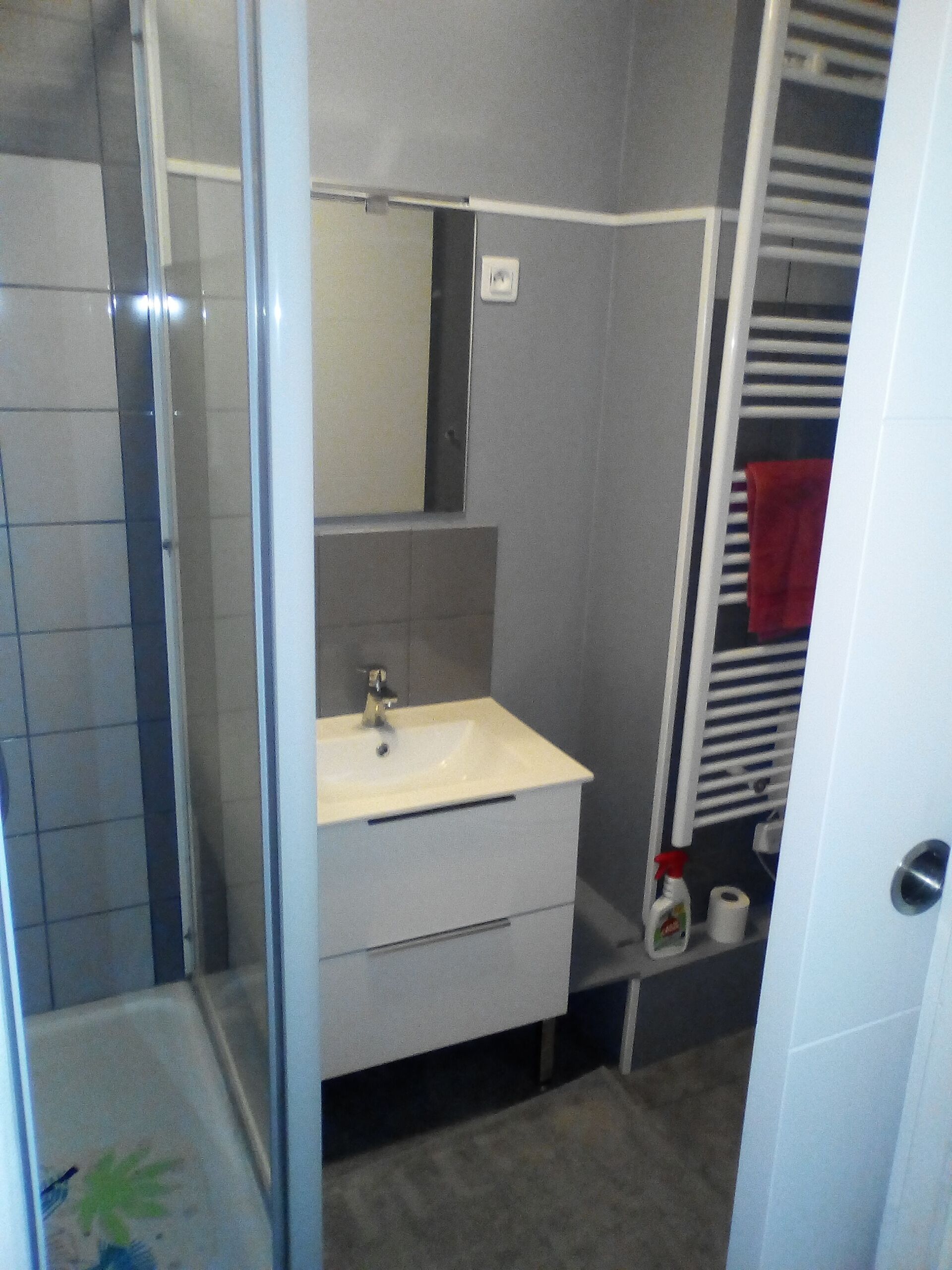 Baignoire, sèche-cheveux, serviettes fournies
