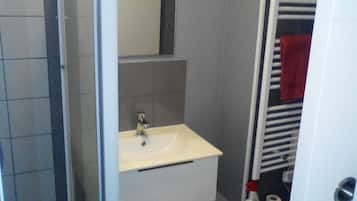 Baignoire, sĂšche-cheveux, serviettes fournies