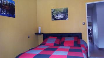 1 chambre, fer et planche Ă repasser, Wi-Fi gratuit, draps fournis