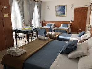 4 soveværelser, skrivebord, lydisolering, weekendseng