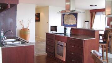 冷蔵庫、電子レンジ、オーブン、コンロ