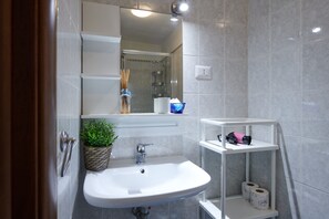 Shower, hair dryer, bidet, towels - Characteristic Apartment in the City Center of Florence (Firenze)