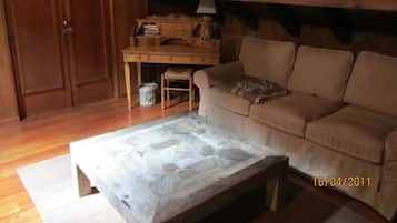 Télévision, lecteur de DVD, livres, chaßne hi-fi