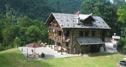 Un chalet muy bonito en la naturaleza del bosque "Baita Neva"