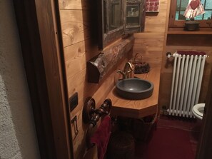 Bathtub, hair dryer, bidet, towels