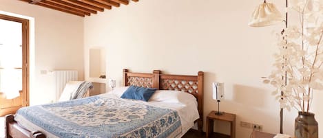 1 habitación, tabla de planchar con plancha, wifi y ropa de cama