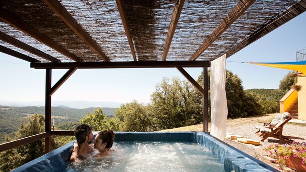 Un jacuzzi con vistas al campo.