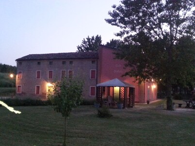 Casa de vacaciones por el río Po y rodeada de verde en Emiliana