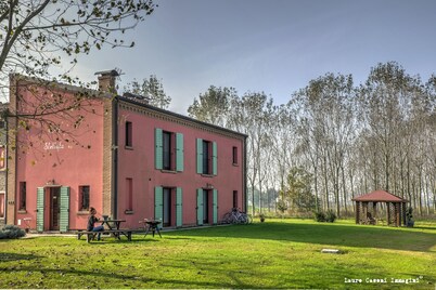 Holiday house by the river Po and surrounded by green in Emiliana