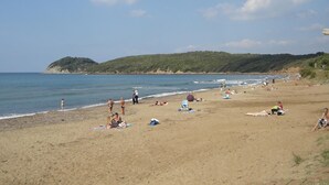 A beach with people sunbathing and swimming. - Buon Riposo - Farmhouse in the heart of  Tuscany, two bedrooms house - free wifi (MONTAIONE)