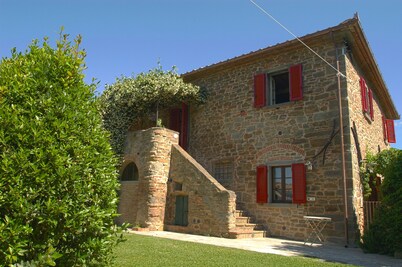 Lovely, spacious independent apartment in Tuscan Farmhouse