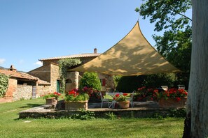 Outdoor dining - Lovely, spacious independent apartment in Tuscan Farmhouse (Cortona)
