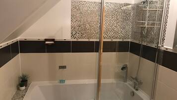 Combined shower/tub, hair dryer, towels, soap