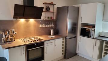 Réfrigérateur, micro-ondes, four, plaque de cuisson