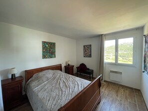 3 bedrooms, iron/ironing board, free WiFi, bed sheets