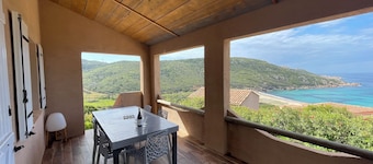 Tizzano Villa con impresionantes vistas al mar, a pocos pasos de la playa.