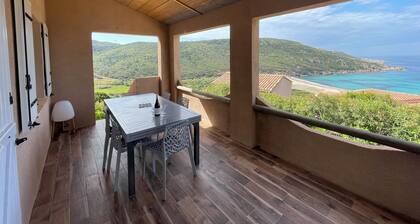 Tizzano Villa mit herrlichem Meerblick, nur wenige Schritte vom Strand entfernt.