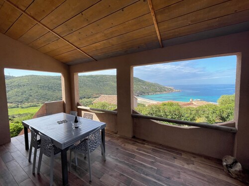 Tizzano: Villa avec vue exceptionnelle sur la mer, à deux pas de la plage.