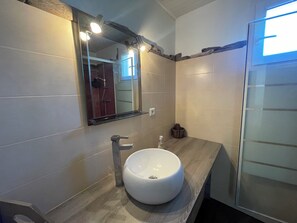 Douche, sèche-cheveux, serviettes fournies, savon