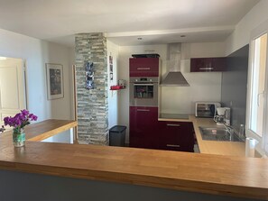 Frigorifero, microonde, forno, piano cottura