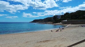 Plage, chaises longues