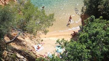 Plage, chaises longues
