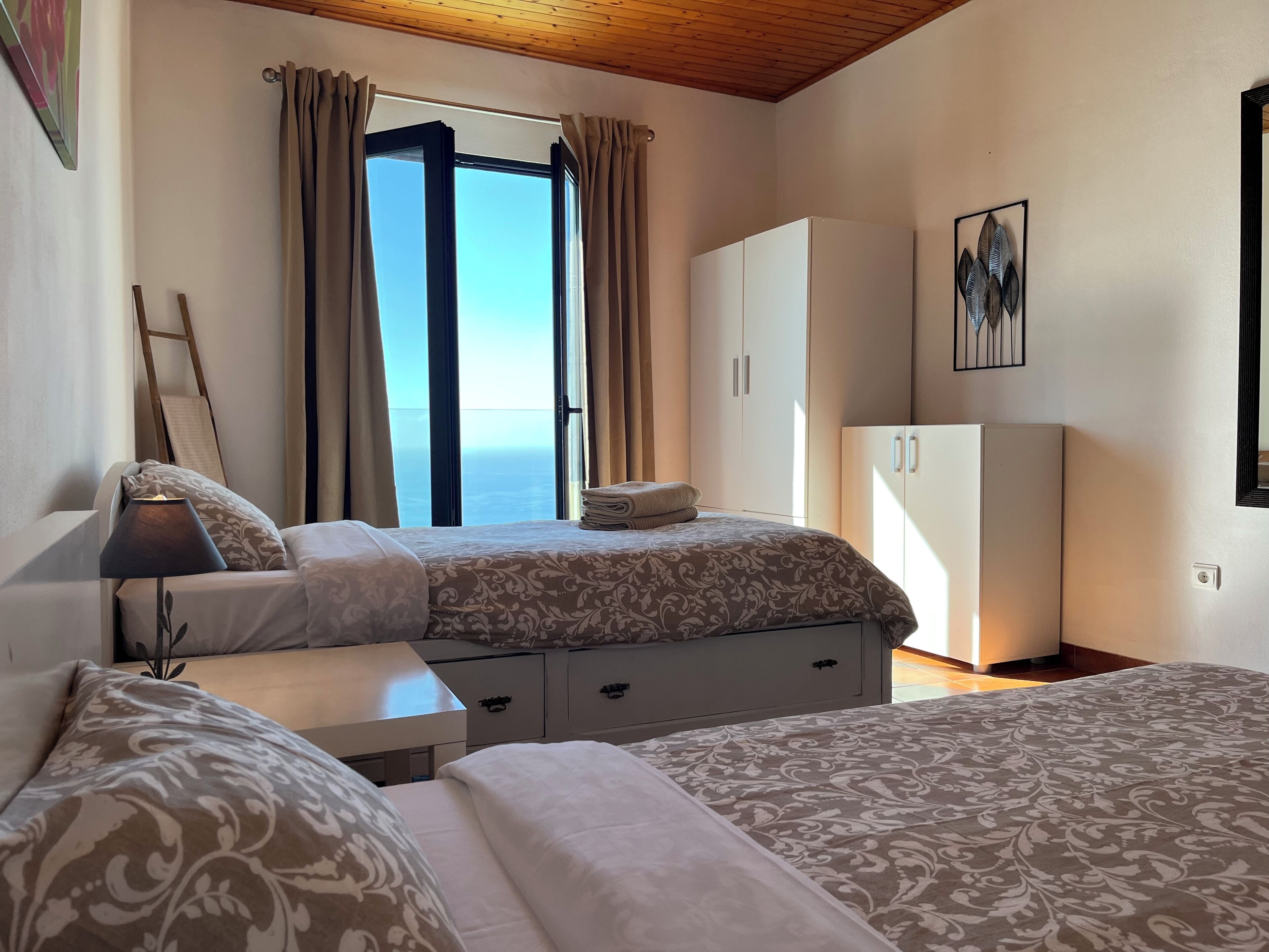 2 habitaciones, tabla de planchar con plancha y cuna de viaje 