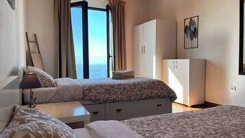 2 habitaciones, tabla de planchar con plancha y cuna de viaje