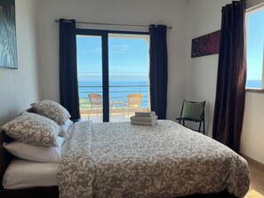 5 habitaciones, tabla de planchar con plancha y cuna de viaje