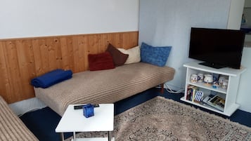 2 bedrooms, travel crib, free WiFi, bed sheets
