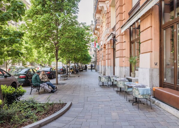 تناول الطعام بالخارج