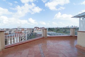 Terrace/patio - SPECTACULAR OAK ON BARCELONA WITH FREE WIFI WELL COMMUNICATED. (SANT ADRIA DEL BESOS)