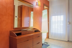 Interior - SPECTACULAR OAK ON BARCELONA WITH FREE WIFI WELL COMMUNICATED. (SANT ADRIA DEL BESOS)