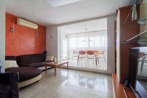 Smart TV - SPECTACULAR OAK ON BARCELONA WITH FREE WIFI WELL COMMUNICATED. (SANT ADRIA DEL BESOS)