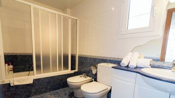 Baignoire, sĂšche-cheveux, bidet, serviettes fournies