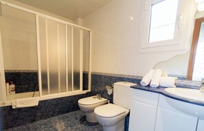 Tina, secadora de cabello, bidet, toallas 