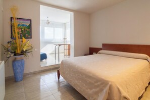 3 bedrooms, desk, iron/ironing board, free WiFi - SPECTACULAR OAK ON BARCELONA WITH FREE WIFI WELL COMMUNICATED. (SANT ADRIA DEL BESOS)