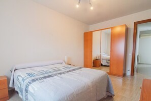 3 habitaciones, escritorio, tabla de planchar con plancha y wifi gratis 