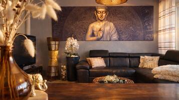 Smart-TV, Tischtennisplatte, Bücher