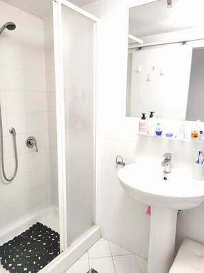 Douche, sèche-cheveux, papier toilette