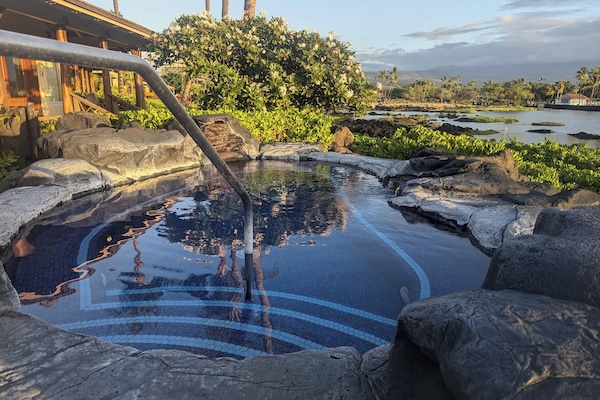 Utendørsbasseng og et oppvarmet basseng