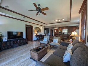 Smart-TV, DVD-Player, Bücher, Stereoanlage