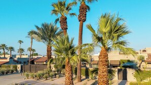 A residential area with palm trees, a swimming pool, and houses with red-tiled roofs. - Beautiful & Romantic Downtown Private Pool & Spa.  Amazing Westerly facing views (Palm Springs)