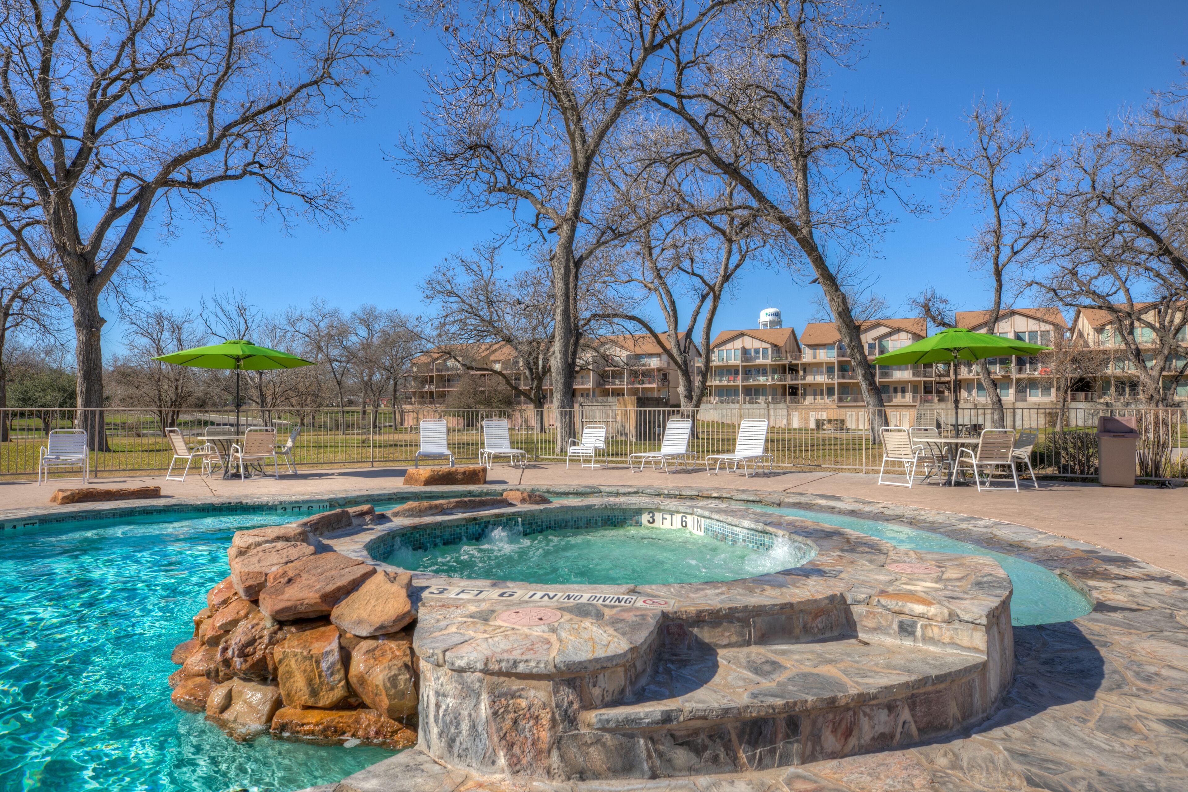 Utendørsbasseng og et oppvarmet basseng