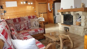 Älytelevisio, takka, DVD-soitin, pöytäjalkapallopöytä