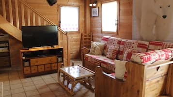 TV connectée, cheminée, lecteur de DVD, baby-foot