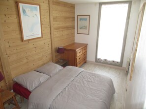 3 bedrooms, travel crib, free WiFi, bed sheets