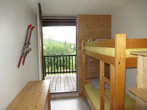 3 bedrooms, travel crib, free WiFi, bed sheets