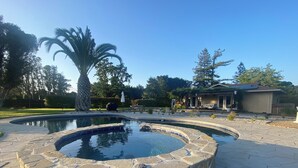 A stone pool with a circular hot tub, surrounded by a patio area with stone tiles. - Casa Sonoma, Saline Pool, Hot Tub and Bocce (Sonoma)