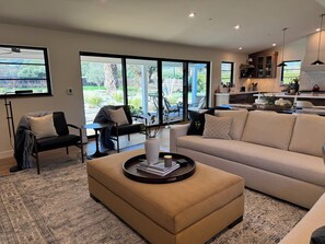 TV connectée, cheminée, baby-foot, chaîne hi-fi